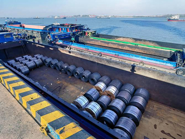 水陆枢纽：内河-海运接驳的流程优化与标准化实践